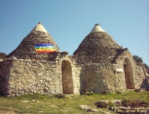 Oasi di Pace! Monte S.Elia è un'oasi del wwf: ecco la bella foto di una parte della masseria, con i tipici trulli dove spicca la bandiera arcobaleno.  