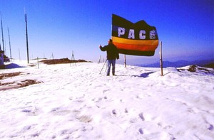 La bandiera della pace che ho posizionato sulla cima della Punta La Marmora, la vetta più alta della Sardegna 1834 m.La bandiera ha le dimensioni di 3m x 2 ed è fatta a mano, ciao, Nicola da Cagliari.