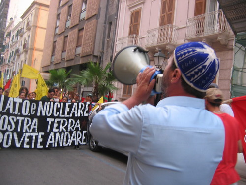 Giovanni Guarino (di spalle) mentre "aizza" il corteo con il megafono. Sulla Rotonda ha guidato una cantastoriata molto applaudita sulla storia di un pescatore e... la radioattività