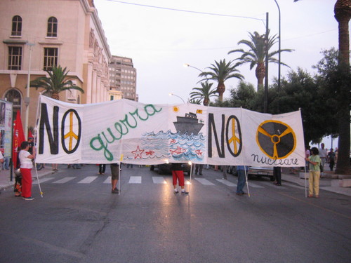 Un altro striscione antinucleare sul Lungomare di Taranto