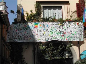 Il più bel balcone di Como, con lo striscione "Fuori la guerra dalla storia" colorato con le mani e i piedi dei bambini (... e non solo) di Como sabato 22 Marzo 2003 in piazza Cavour...Grazie a Meriem
