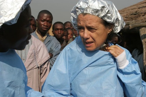 Chiara durante la visita al villaggio di Mumvuala dove ci sonoi stati 5 decessi per un'epidemia difficilmente diagnosticabile.