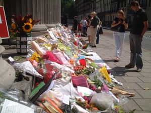 Fiori di fronte alla chiesa di St. Pancreas, vicino Tavistock Square