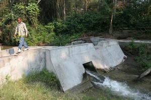 La diga sul fiume Nzasi.