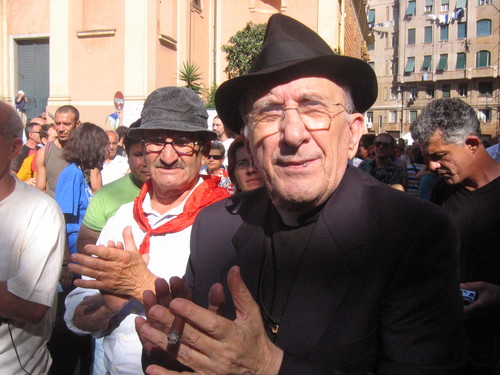 Piazza Alimonda, 20 luglio 2005. Arnaldo Cestaro, picchiato nella scuola Diaz la notte del 21 luglio 2001, e don Andrea Gallo, della comunita' di San Benedetto al Porto.