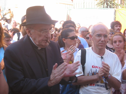 Piazza Alimonda, 20 luglio 2005. Don Andrea Gallo e Vittorio Agnoletto.