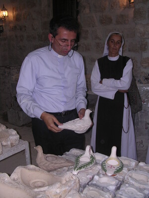 un momento della lavorazione per la realizzazione della lampada per la pace