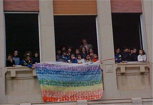 .........  e l'altra della scuola in cui è esposta. L'insegnante Mimì   