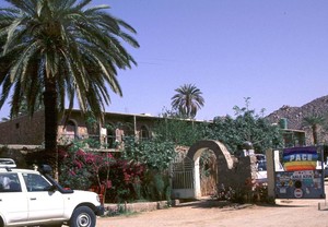Non si tratta di un balcone ma del cancello del campeggio di Djanet - Algeria. Forse e' la bandiera che e' andata piu' lontano Donatella   