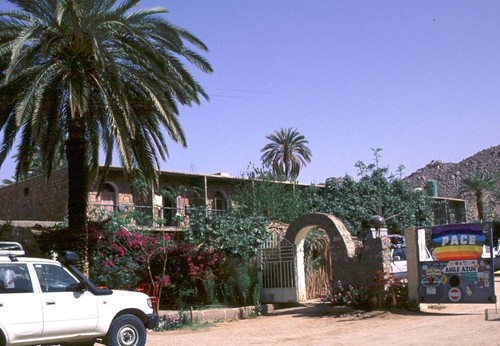 Non si tratta di un balcone ma del cancello del campeggio di Djanet - Algeria. Forse e' la bandiera che e' andata piu' lontano Donatella