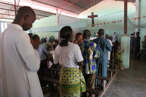 La celebrazione della messa in una chiesa di Kenge