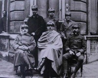 Francia 1918, don Primo Mazzolari, cappellano militare, insieme ad altri ufficiali.