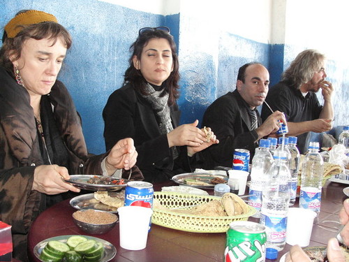 A pranzo in un locale del villaggio. Accanto ai cibi tradizionali, lattine di bibite dai nomi ben conosciuti. La modernità avanza...