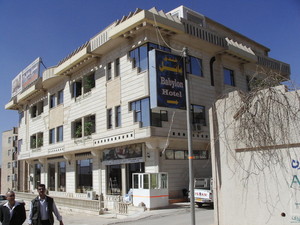 Suleymanya: l'albergo "Babylon" dove siamo alloggiati. Città in ricostruzione, Suleymanya alterna palazzi moderni a fortilizi e aree ancora da risistemare.