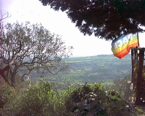 Le bandiere della pace sventolano a dominare la valle dell'Anapo - Buscemi (Siracusa). Un saluto da Pino, Lucia, Valeria, Alioscia, Marco, Salvo, Bibiana e Francesca.