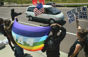 ... Poi l'altra e' una foto che hanno usato in un giornale ben conosciuto qui.  Sto con un'amica ad una manifestazione.  Kimberly (California) 