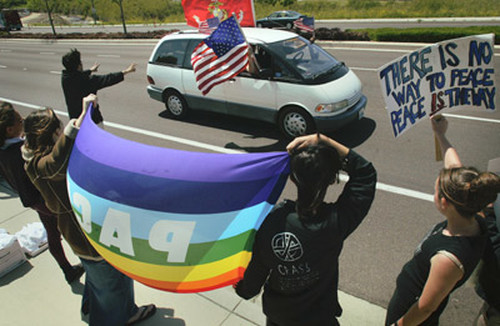 ... Poi l'altra e' una foto che hanno usato in un giornale ben conosciuto qui. Sto con un'amica ad una manifestazione. Kimberly (California)