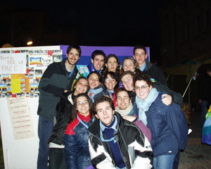 Questo è il Clan-Fuoco Mogliano1. Abbiamo partecipato alla marcia della pace che si è tenuta il giorno 13 febbraio 2003 nella nostra città. Ciao Erika 