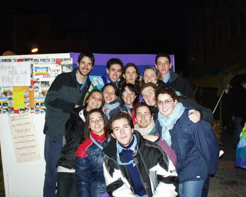 Questo è il Clan-Fuoco Mogliano1. Abbiamo partecipato alla marcia della pace che si è tenuta il giorno 13 febbraio 2003 nella nostra città. Ciao Erika