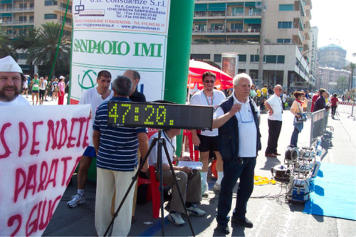 28 maggio: Mentre l'esercito fornisce patrocinio e assistenza logistica alla maratona di Genova, i pacifisti espongono striscioni e bandiere che contrappongono alla seconda maratona "Corri con l'eserc
