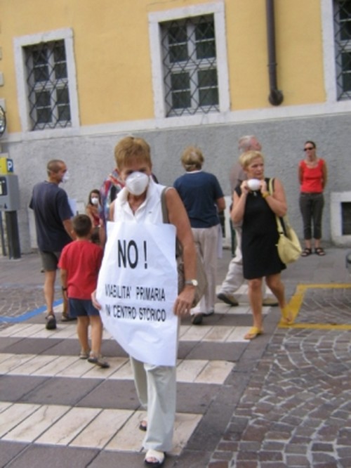 Santa Maria in piazza con l'attraversamento pedonale rallentato