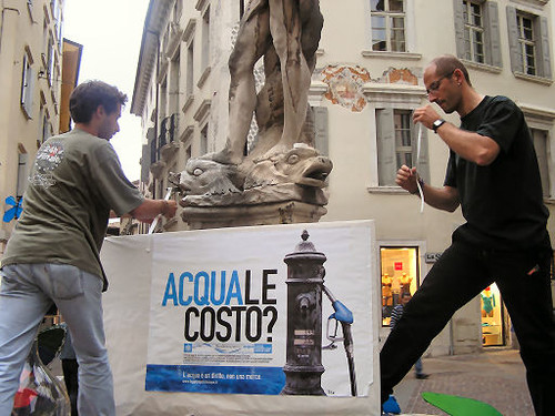 la fontana viene accerchiata