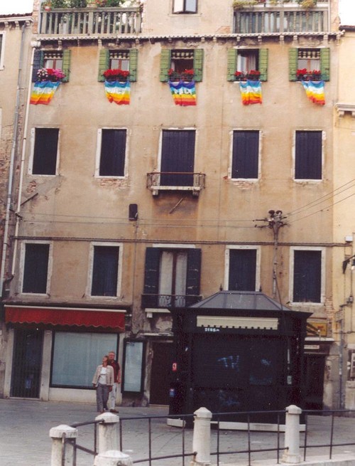Aderiamo volentieri alla vostra iniziativa, e vi mandiamo la foto dei nostri balconi "pavesati" dalle bandiere di pace. Come cittadini italiani e uomini e donne libere vi ringraziamo per il lavoro le