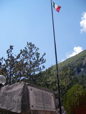 lapide commemorativa e bandiera dell'Italia