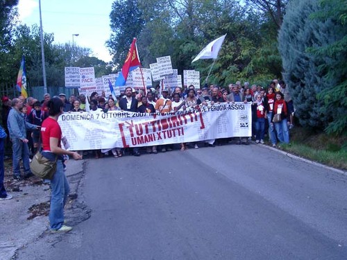 Da Perugia ad Assisi, tutti i diritti umani per tutti lo striscione di apertura della Marcia