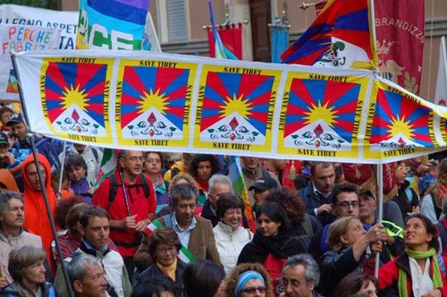 Foto della Marcia Perugia-Assisi 2007 - striscione per il Tibet