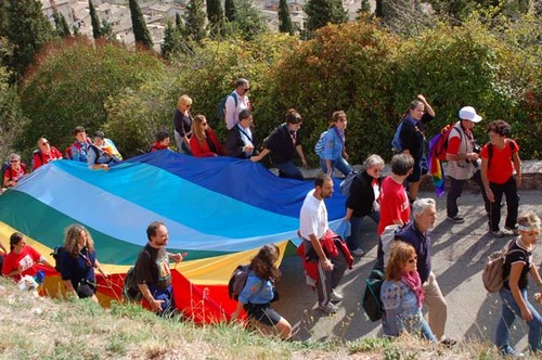 Foto della Marcia Perugia-Assisi 2007 - il bandierone arriva alla Rocca