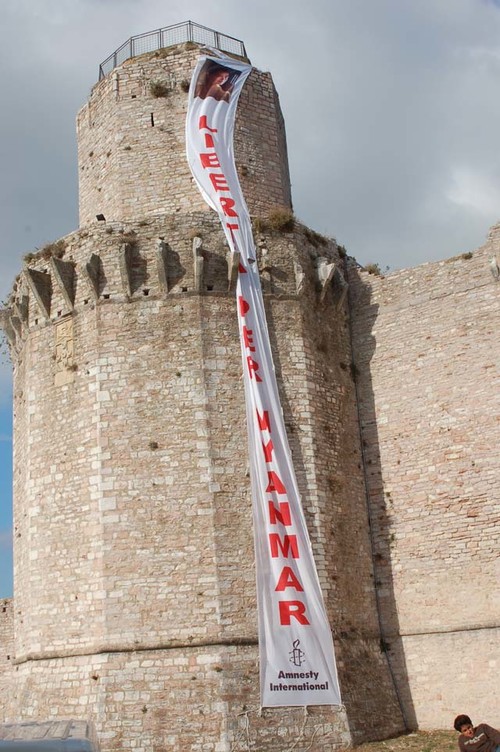 Foto della Marcia Perugia-Assisi 2007 - lo striscione per Aung San Suu Kyi e il popolo birmano