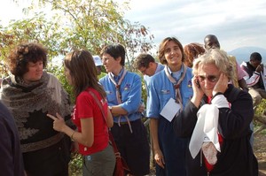 Foto della Marcia Perugia-Assisi 2007 - Chiara (Presidente Fis) e Paola (Presidente Agesci) in attesa di salire sul palco