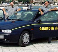 Guardia di Finanza sequestra stupefacenti ed armi